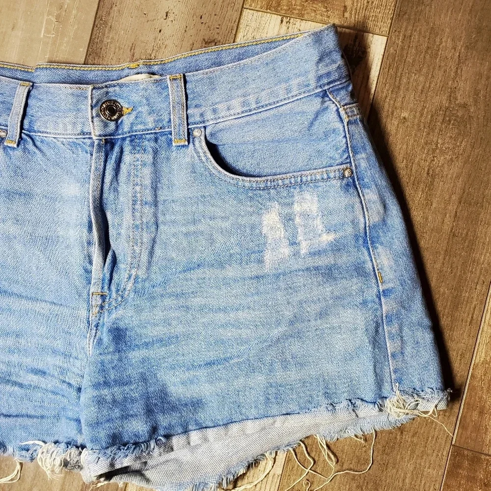 Forever 21 Distressed Jean Shorts Medium Wash Size 25